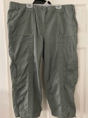 Casual Utility Cargo Capris in Olive Green